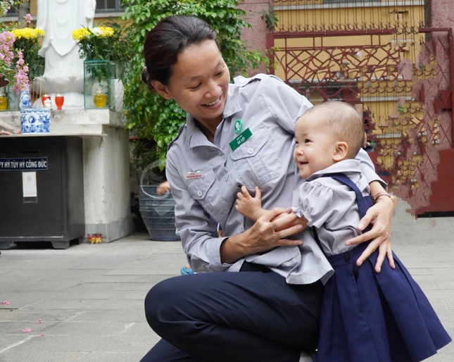 Chị Diệu Đức và con Hà Mai Uyển Linh mỗi chiều sinh hoạt