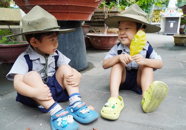 Em U Sơn Nguyên và Hà Mai Quang Lâm chơi cùng hoa lá sân chùa