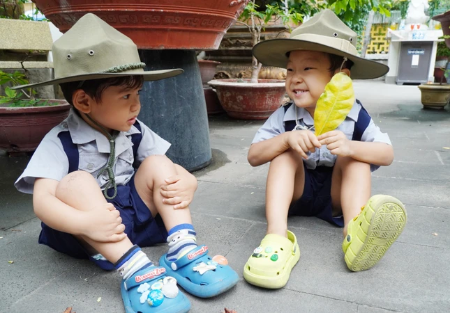 Em U Sơn Nguyên và Hà Mai Quang Lâm chơi cùng hoa lá sân chùa