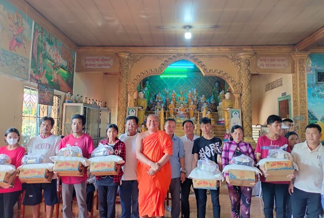 Đại đức Thạch Sa Thanh, trụ trì chùa Prơm trao quà đến bà con khó khăn
