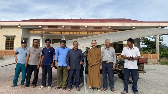 Trao thuyền phục vụ cứu hộ , cứu nạn cho bà con xã An Ninh, H.Quảng Ninh, Quảng Bình