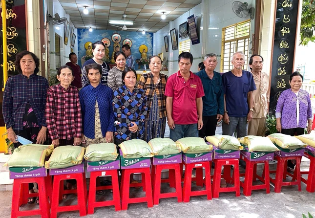 Bà con đến tịnh xá Ngọc Thuận nhận quà