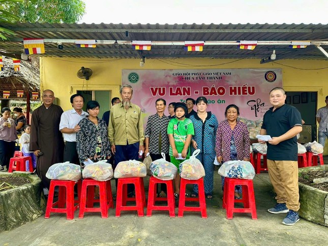 Thượng tọa Thích Thiện Quý trao quà, chia sẻ yêu thương nhân mùa Vu lan