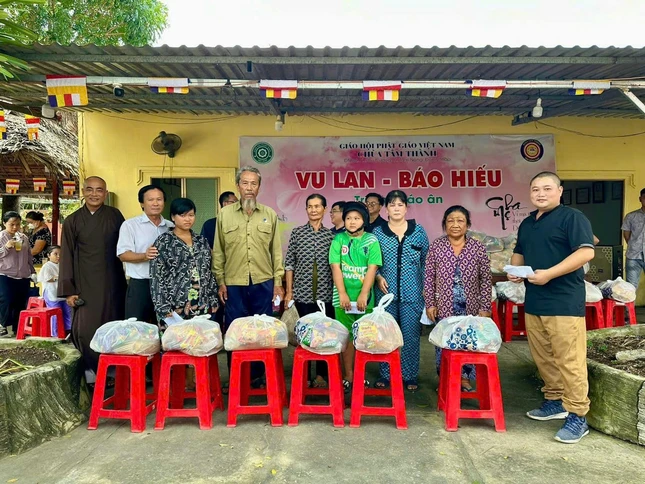 Thượng tọa Thích Thiện Quý trao quà, chia sẻ yêu thương nhân mùa Vu lan