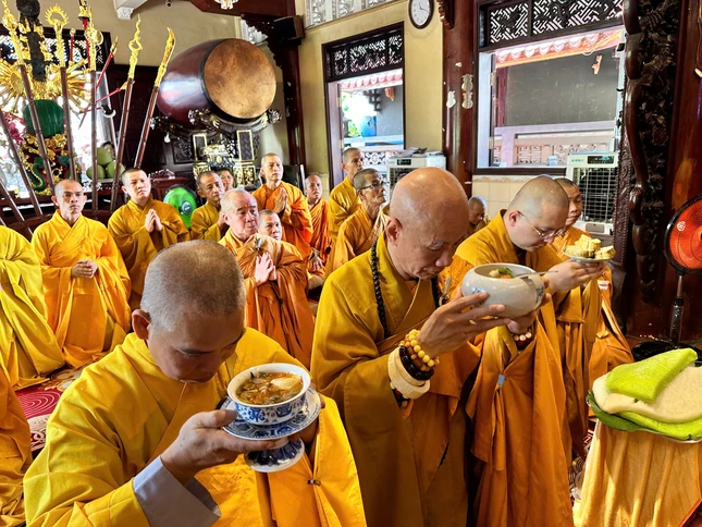 Môn hạ đệ tử dâng phạn thực cúng dường