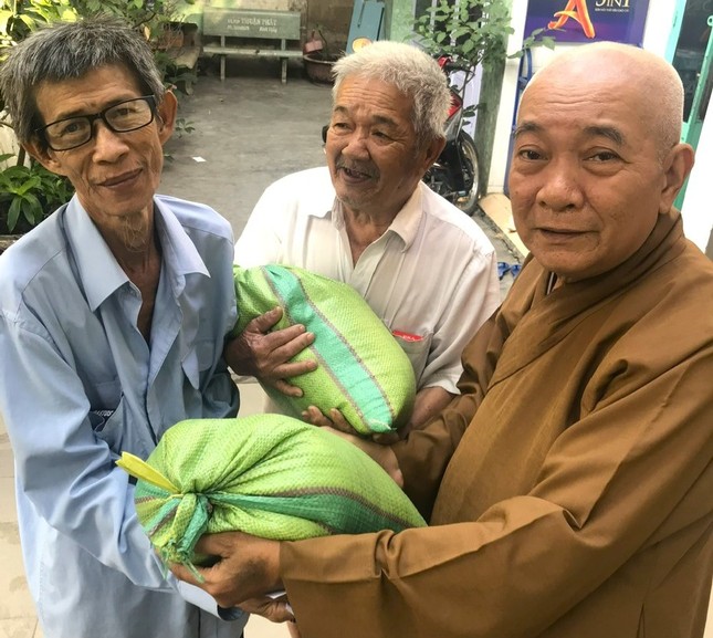 Hòa thượng Thích Thiện Lương trao gạo đến các hộ nghèo Hòa thượng Thích Thiện Lương trao gạo đến các hộ nghèo
