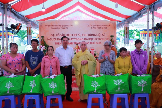 Hòa thượng Thích Hoằng Tri trao quà đến các gia đình có hoàn cảnh khó khăn trên địa bàn TP.Thủ Đức