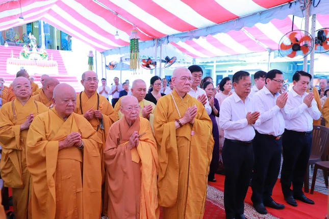 Chư tôn giáo phẩm, đại biểu tưởng niệm, cầu nguyện anh linh các anh hùng liệt sĩ và hương linh các nạn nhân tử vong do Covid-19 trên địa bàn TP.Thủ Đức siêu sinh cõi lành