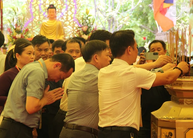 Thắp hương cầu nguyện