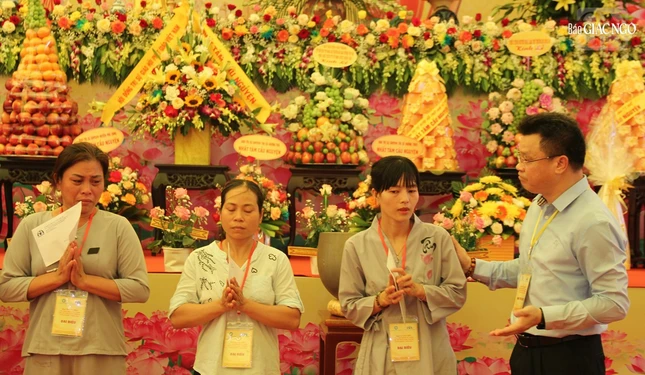 Ông Nguyễn Văn Thắng trao quà đến thân nhân các nạn nhân tử vong do tai nạn giao thông