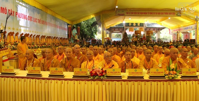 Chư tôn đức tham dự lễ