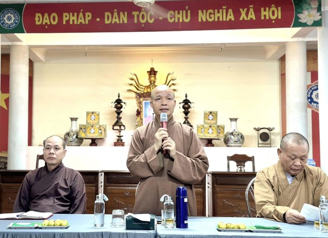 Thượng tọa Thích Minh Quang chủ trì phiên họp