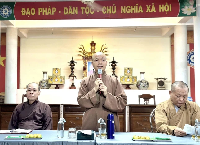 Thượng tọa Thích Minh Quang chủ trì phiên họp