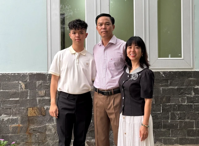 Gia Huy bên cạnh ba, mẹ