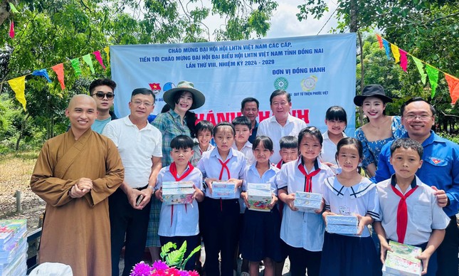 Trao quà đến các em học sinh có hoàn cảnh khó khăn Trao quà đến các em học sinh có hoàn cảnh khó khăn