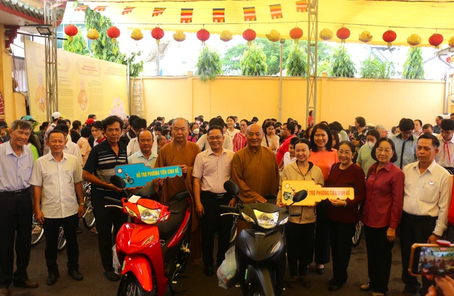 Hỗ trợ 2 xe gắn máy để bà con làm phương tiện mưu sinh