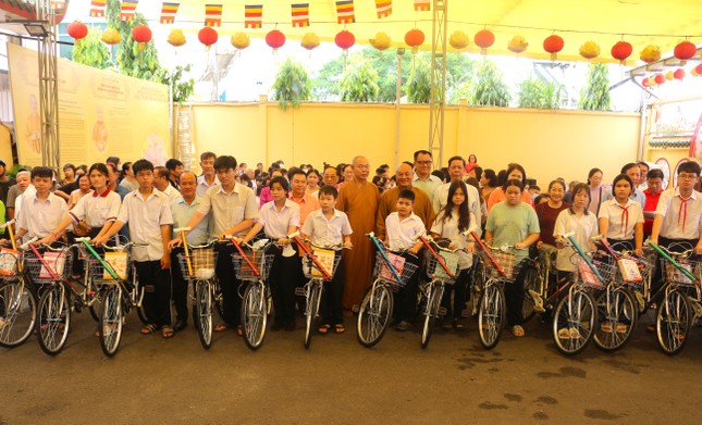 Tặng 32 chiếc xe đạp cho các em học sinh đến trường