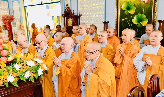 Chư Ni thành kính tưởng niệm