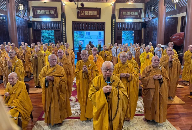 Trưởng lão Hòa thượng Thích Như Tín cùng chư tôn giáo phẩm nhất tâm cầu nguyện Giác linh Hòa thượng Thích Nhật Lệ cao đăng Phật quốc