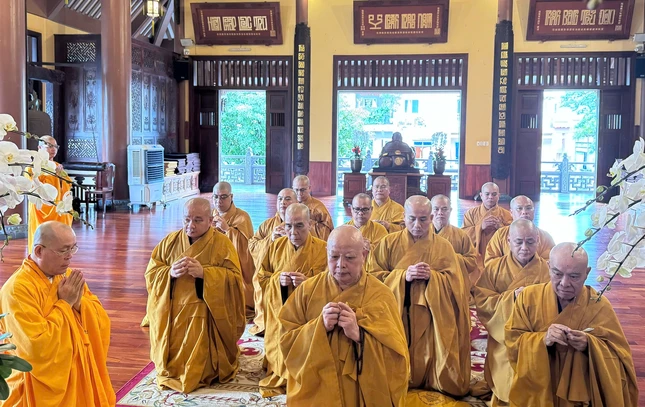 Hòa thượng Thích Lệ Trang cùng chư tôn đức Ban Thường trực Ban Trị sự GHPGVN TP.HCM dâng hương tưởng niệm