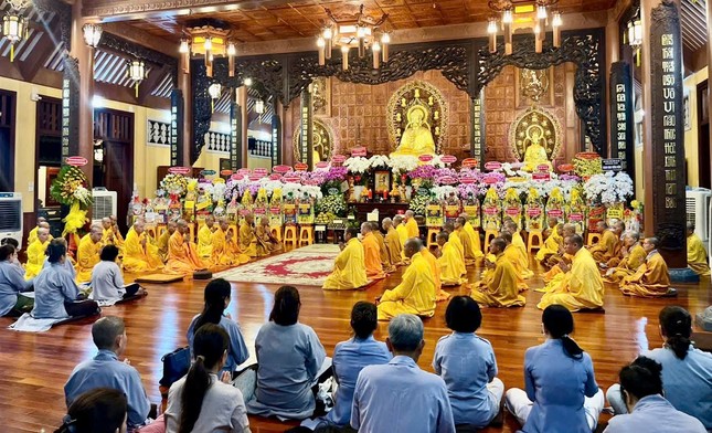 Môn nhơn pháp quyến tưởng niệm cố Hòa thượng Thích Nhật Lệ vào tối ngày 30-7-Giáp Thìn Môn nhơn pháp quyến tưởng niệm cố Hòa thượng Thích Nhật Lệ vào tối ngày 30-7-Giáp Thìn