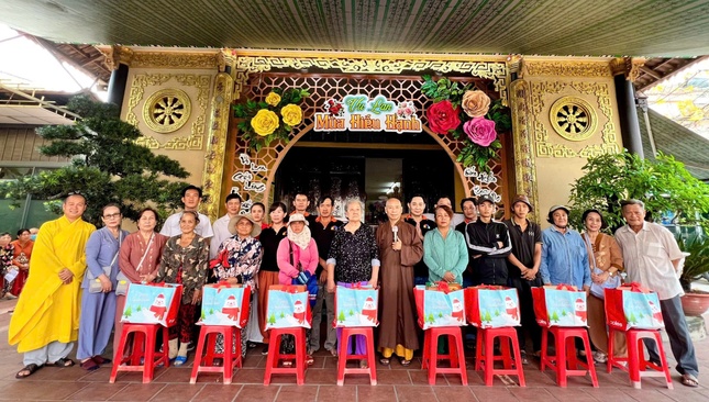 Chùa Thiên Trì trao quà đến bà con có hoàn cảnh khó khăn tại địa phương