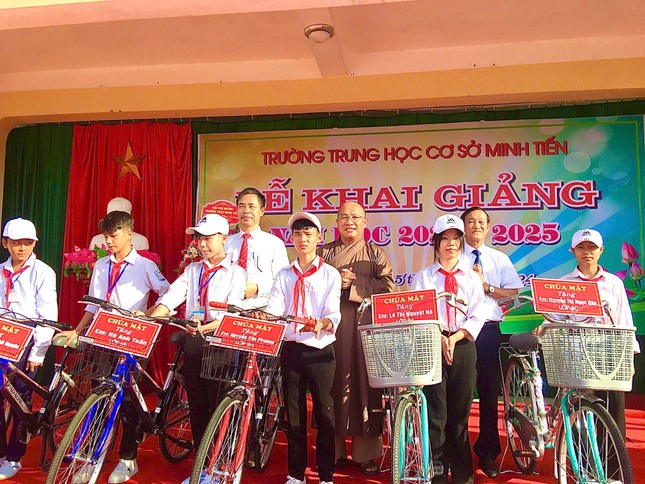 Đại đức Thích Tánh Đại trao xe đạp đến học sinh nghèo hiếu học tại Trường THCS Minh Tiến (H.Thạch Hà)