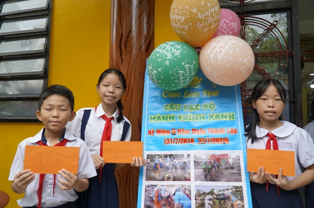 Em vui với phần học bổng được nhà chùa trao tặng