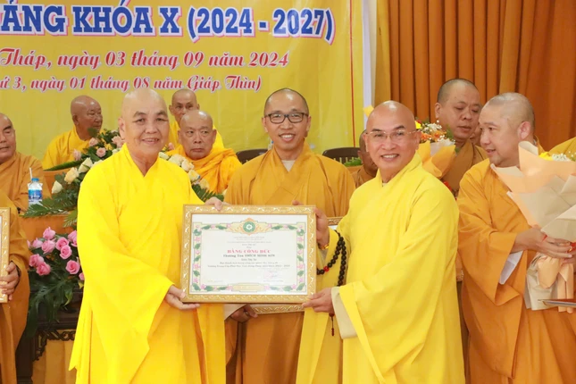 Trao Bằng công đức