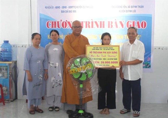 Đại đức Thích Nguyên Quang trao bảng tượng trưng số tiền hỗ trợ kinh phí xây dựng "Mái ấm tình thương"