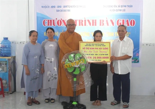 Đại đức Thích Nguyên Quang trao bảng tượng trưng số tiền hỗ trợ kinh phí xây dựng "Mái ấm tình thương"