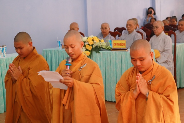 Đại đức Thích Như Định dâng lời phát nguyện
