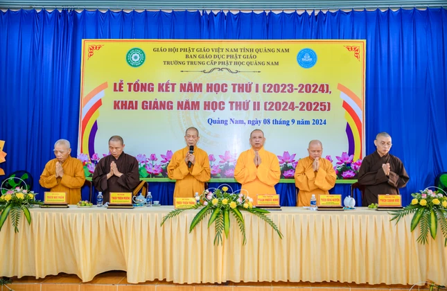 Chư tôn đức niệm Phật cầu gia hộ