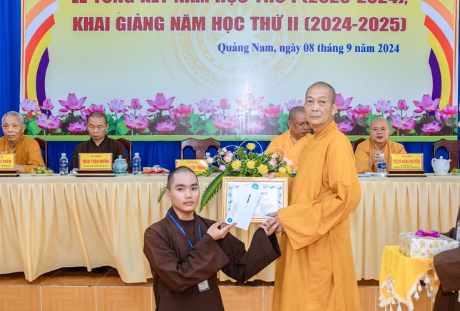 Trưởng lão Hòa thượng Thích Thiện Thành trao phần thưởng đến Tăng sinh đạt thành tích xuất sắc năm học 2023-2024