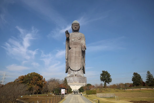 Tượng Phật cao 120m ở Ushiku, Ibaraki, Nhật Bản - Ảnh: AFP