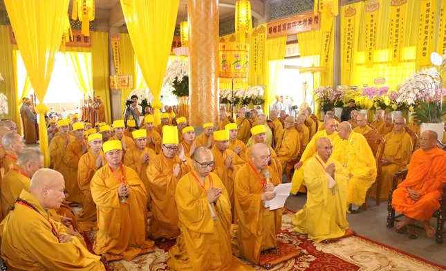 Thượng tọa Thích Chơn Trí cung tuyên điếu văn tưởng niệm của Ban Trị sự GHPGVN tỉnh Đồng Tháp