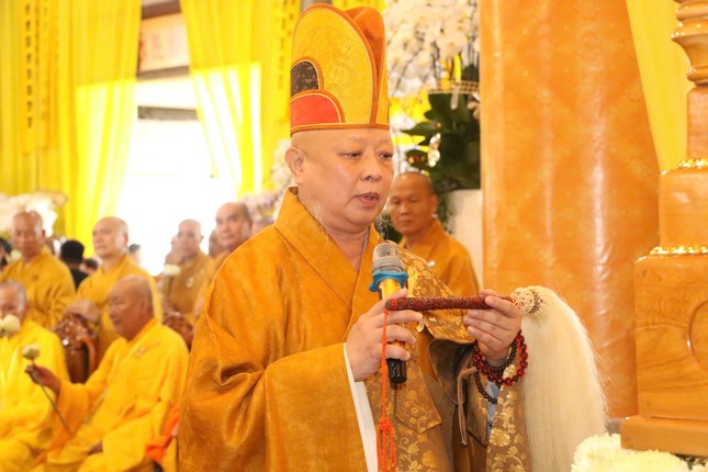 Hòa thượng Thích Lệ Trang cử hành các pháp sự