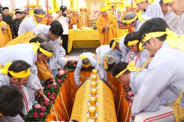 Hòa thượng Thích Chơn Minh viên tịch lúc 20 giờ 45 phút ngày 3-9-2024 (mùng 1-8-Giáp Thìn); trụ thế 69 năm, 44 hạ lạp