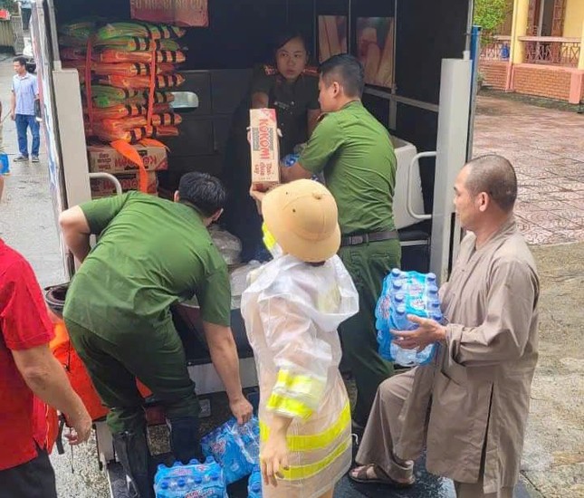 Vận chuyển mì gói, nước uống, áo phao... đến tận nơi để trao cho người dân Vận chuyển mì gói, nước uống, áo phao... đến tận nơi để trao cho người dân