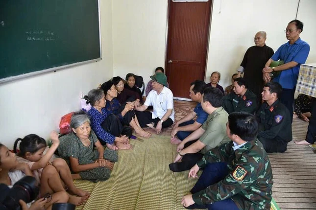 Phó Thủ tướng Hồ Đức Phớc thăm hỏi người dân đang sơ tán tại chùa Tây Phúc do mưa lũ ở Thái Nguyên - Ảnh: VGP