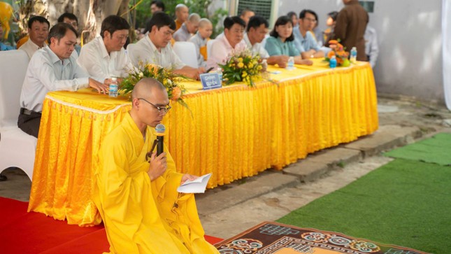 Đại đức Thích Nguyên Đạo, tân trụ trì chùa Phước An dâng lời phát nguyện