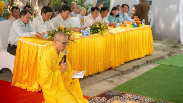 Đại đức Thích Nguyên Đạo, tân trụ trì chùa Phước An dâng lời phát nguyện Đại đức Thích Nguyên Đạo, tân trụ trì chùa Phước An dâng lời phát nguyện