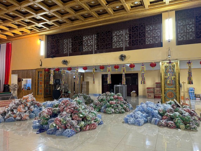Những phần quà được tập kết tại chùa Long Hưng