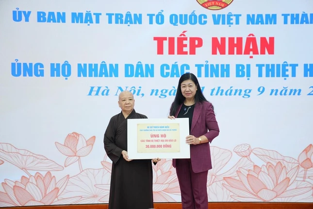 Ni sư Thích Đàm Hiếu trao bảng tượng trưng ủng hộ 30 triệu đồng