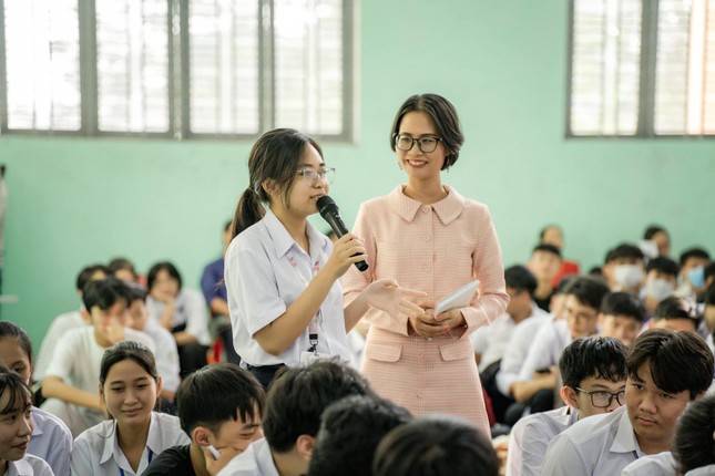 Nhà văn Phương Huyền trong một hoạt động giao lưu với học sinh phổ thông