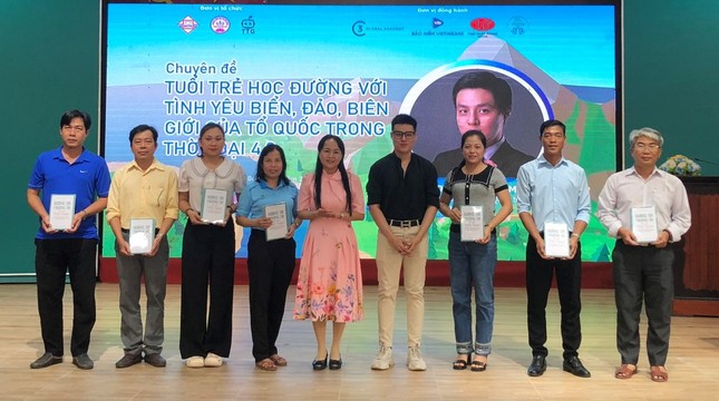 Tác giả Trần Mỹ Hải Lộc (thứ 4 từ phải qua), một giảng viên đã dành toàn bộ thù lao thỉnh giảng 20,5 triệu đồng gửi đến đồng bào vùng bão lũ