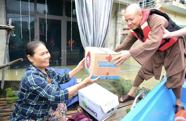 Thượng tọa Thích Minh Quang trực tiếp trao quà đến các hộ dân tại H.Nho Quan
