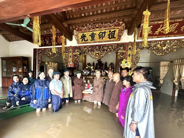 Thượng tọa Thích Minh Quang trao quà hỗ trợ đến chư Tăng chùa Thôn Năm