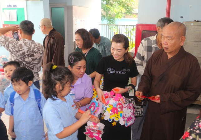 Hòa thượng Thích Huệ Công trao quà đến các em