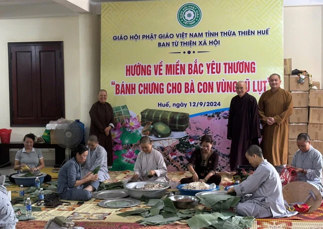 Khẩn trương gói bánh chưng cứu trợ cho bà con vùng lũ lụt